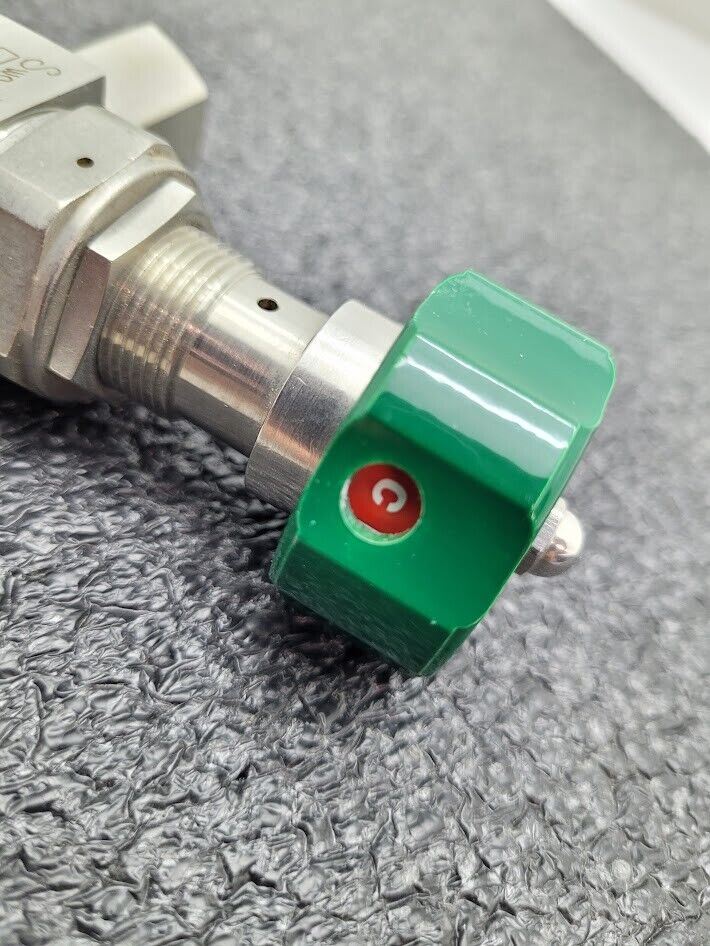 Swagelok 6LV-DAFR4-P-GR Manual Stainless Steel On/Off Gas Valve 006712 1/4" VCR