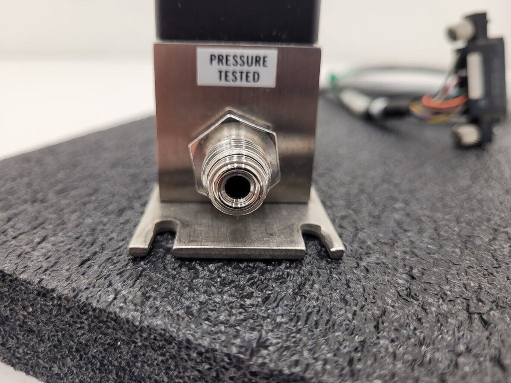 Brooks Instrument 5850E Mass Flow Controller MFC 5850E O2 Oxygen Gas 20 SLPM