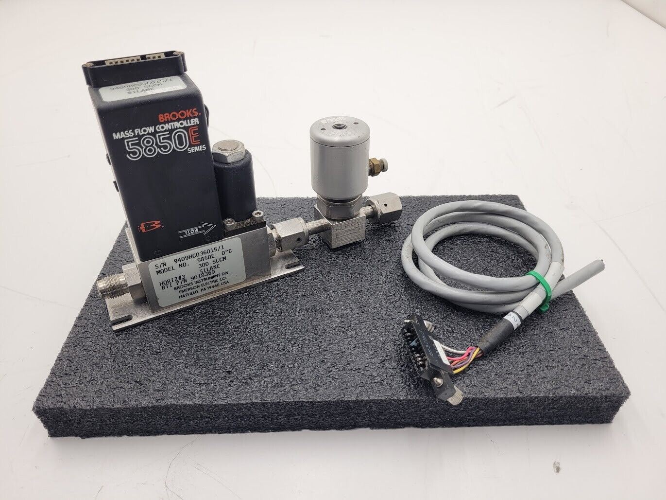 Brooks Instrument 5850E Mass Flow Controller MFC 5850E Silane SiH4 Gas 300 SCCM