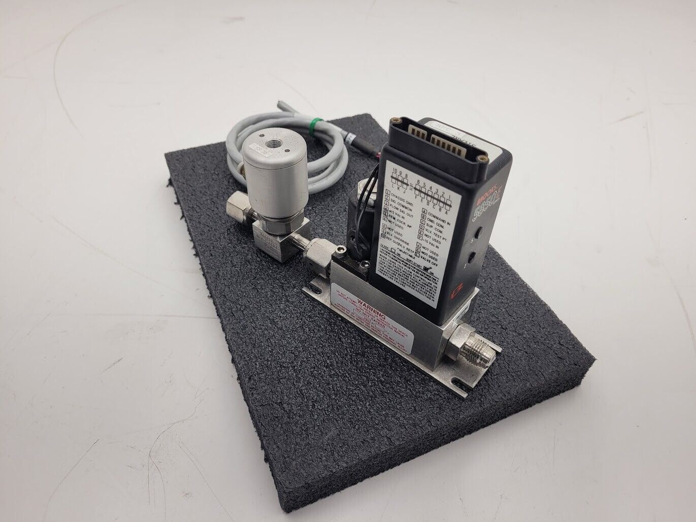 Brooks Instrument 5850E Mass Flow Controller MFC 5850E Silane SiH4 Gas 300 SCCM