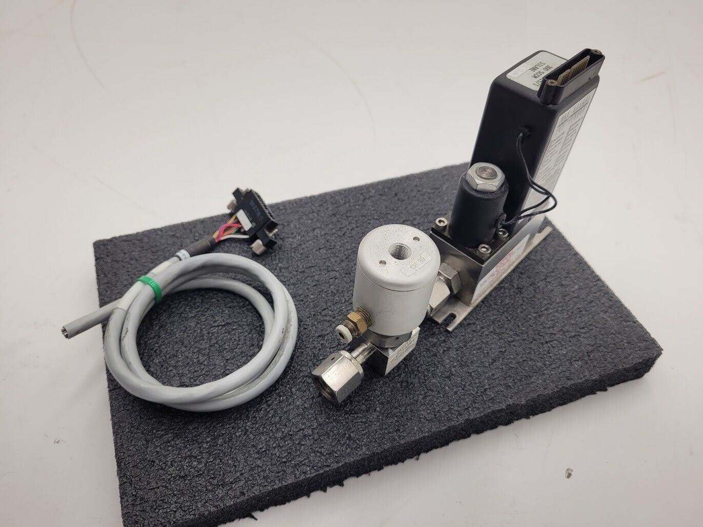 Brooks Instrument 5850E Mass Flow Controller MFC 5850E Silane SiH4 Gas 300 SCCM