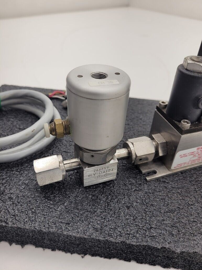 Brooks Instrument 5850E Mass Flow Controller MFC 5850E Silane SiH4 Gas 300 SCCM