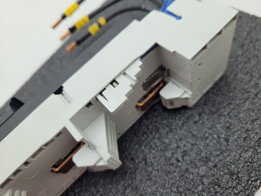 Rittal SV9340.460 OM 3 Phase 3PH Bus Bar Adaptor 690VAC Max 32A max 10 AWG DIN