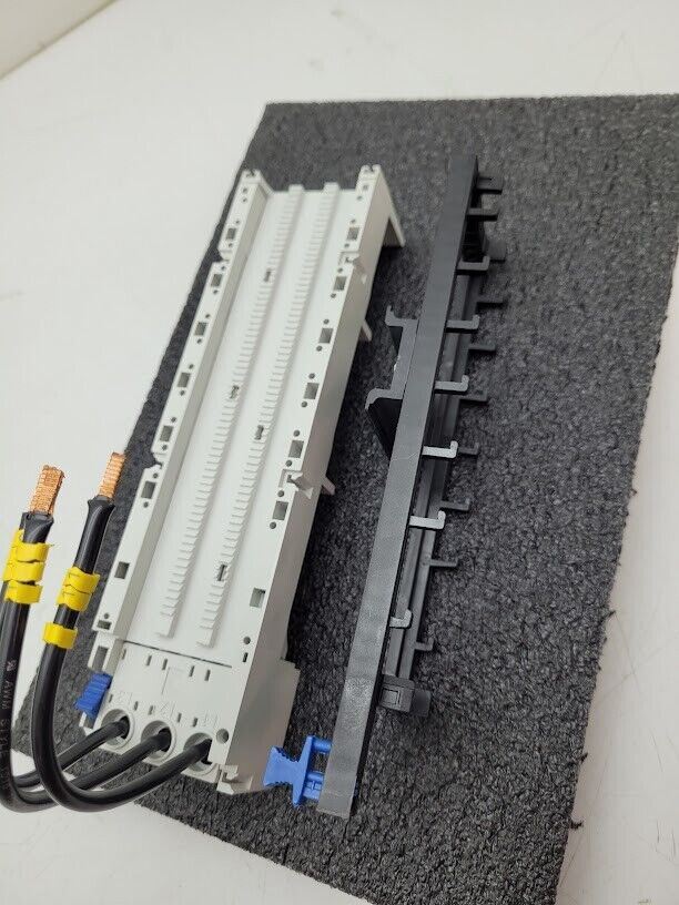 Rittal SV9340.460 OM 3 Phase 3PH Bus Bar Adaptor 690VAC Max 32A max 10 AWG DIN