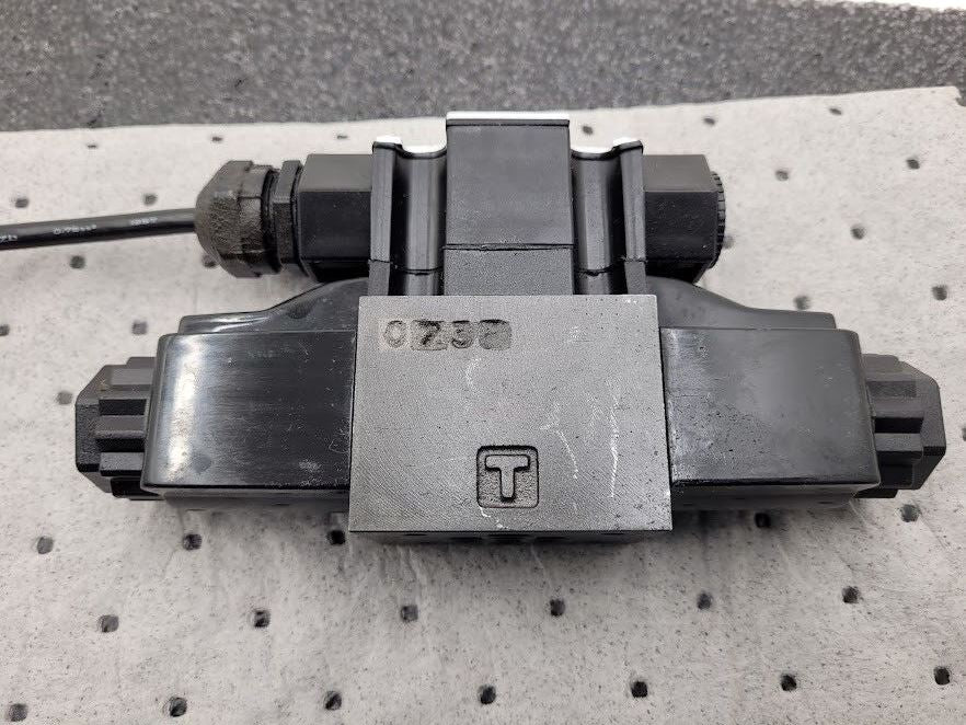 DAIKIN KS0-G02-4CA-30-EN Solenoid Controlled Valve AC100V 50/60Hz Working Pull