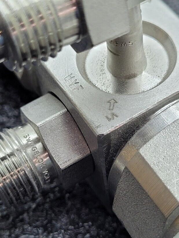 Swagelok Pneumatic Diaphragm Multi Valve Manifold 6LVV-P1D9056P-AB 1/4 M/F VCR
