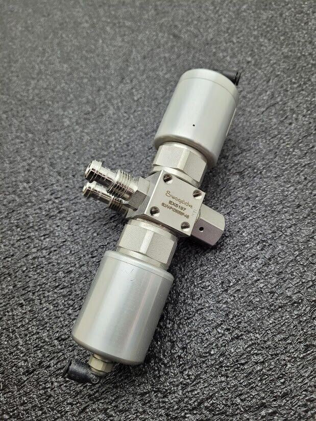 Swagelok Pneumatic Diaphragm Multi Valve Manifold 6LVV-P1D9056P-AB 1/4 M/F VCR