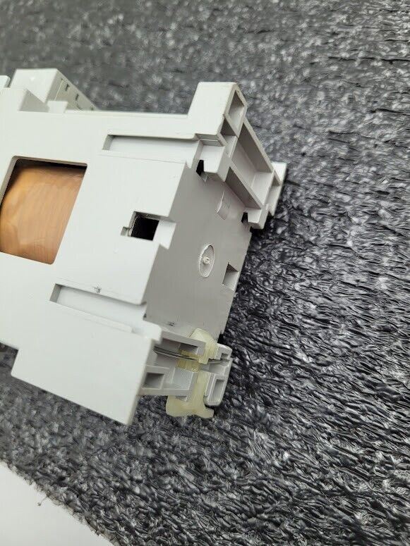 Allen Bradley Guardmaster 700S-CF620DJC 230-690V 20A Contactor 24VDC Coil 100S-F