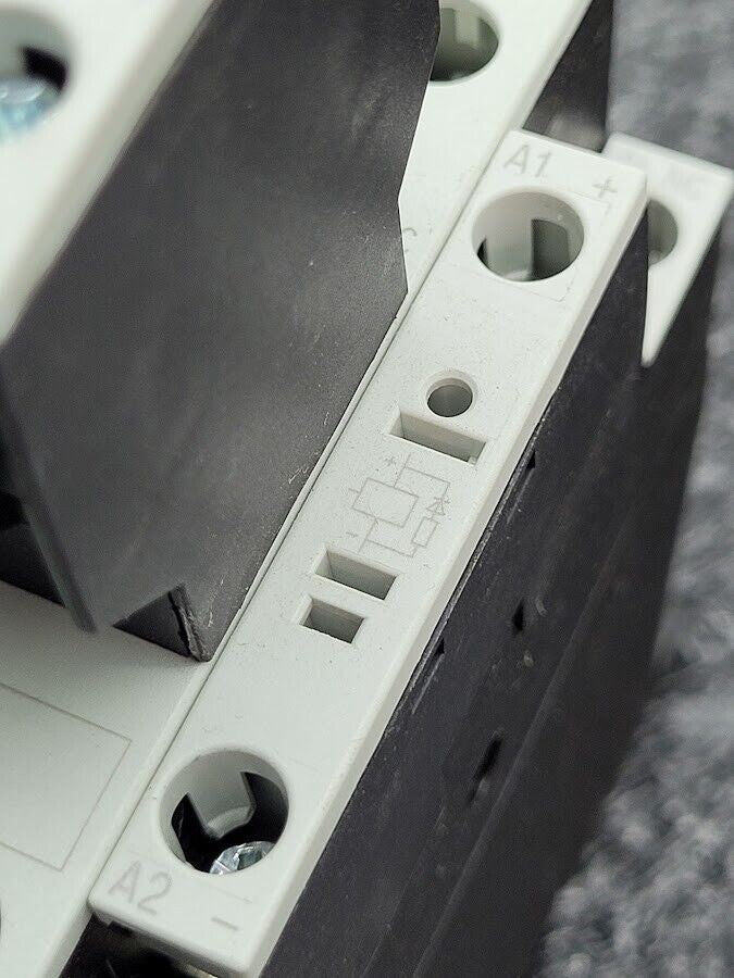 Eaton DIL M32-01 XTCE032C01 Contactor w/ DIL M32-XHI22 Auxiliary 24VDC Coil