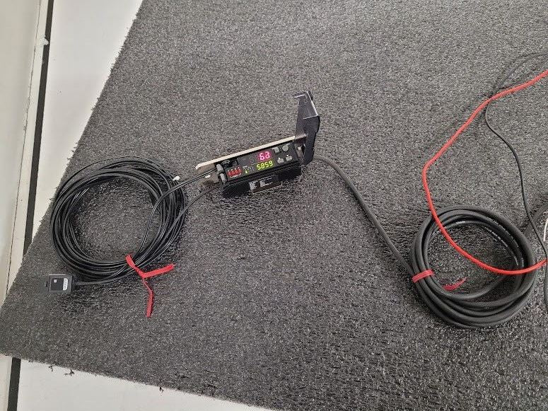 Keyence Digital RGB CZ-V21A w/ CZ-H37S Fiberoptic Reflective Sensor Head 11-20mm
