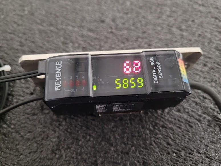 Keyence Digital RGB CZ-V21A w/ CZ-H37S Fiberoptic Reflective Sensor Head 11-20mm
