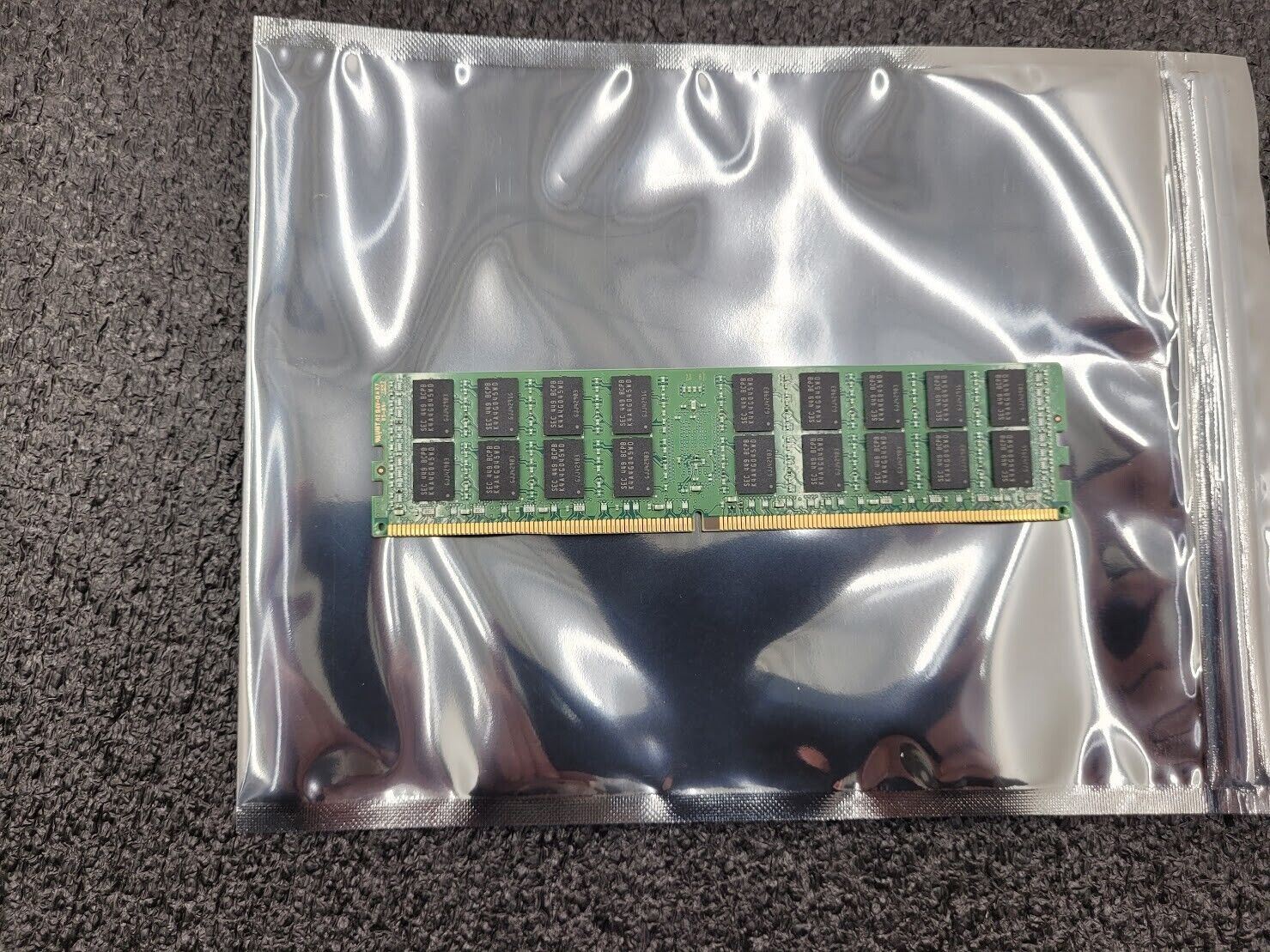 M393A2G40DB0-CPB SAMSUNG 16GB 2Rx4 PC4-2133P-R 1.2V DDR4 MEMORY MODULE (1x16GB)