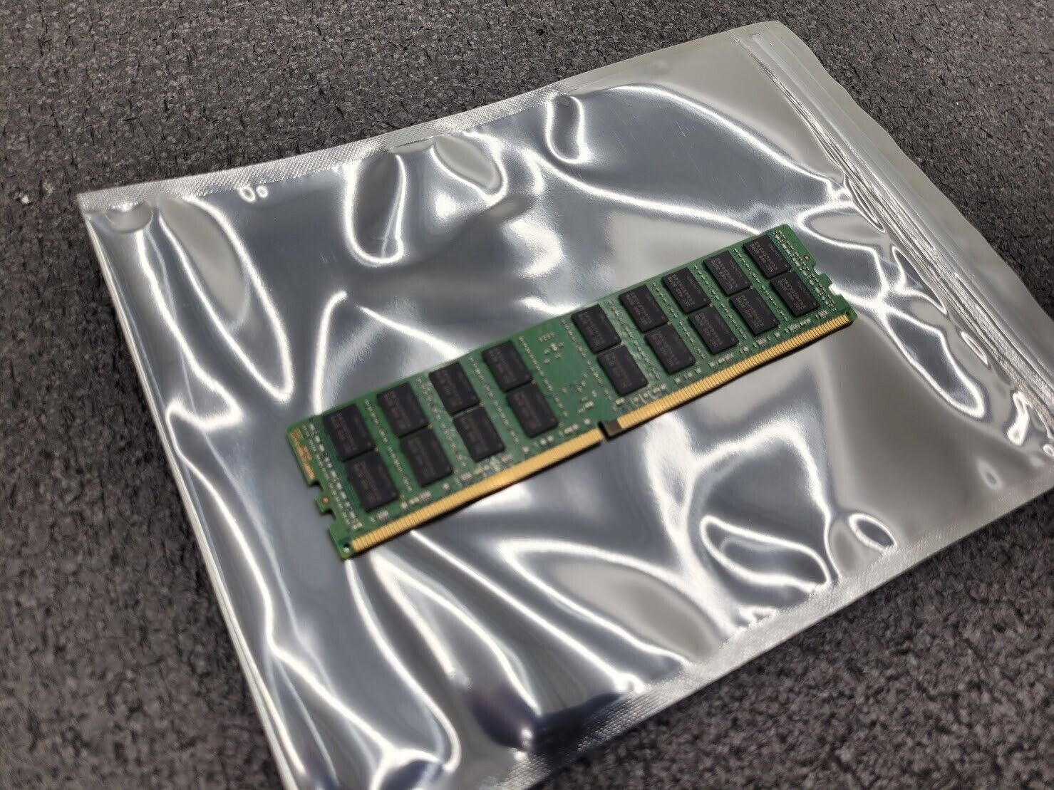 M393A2G40DB0-CPB SAMSUNG 16GB 2Rx4 PC4-2133P-R 1.2V DDR4 MEMORY MODULE (1x16GB)