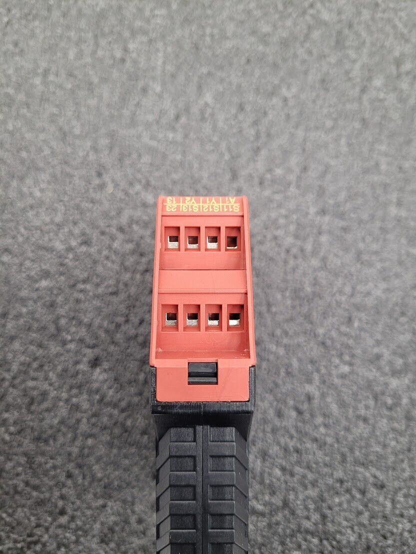 STI Omron SR131A00 Safety Monitoring Relay 44510-1310  24VDC SR131A Working Pull