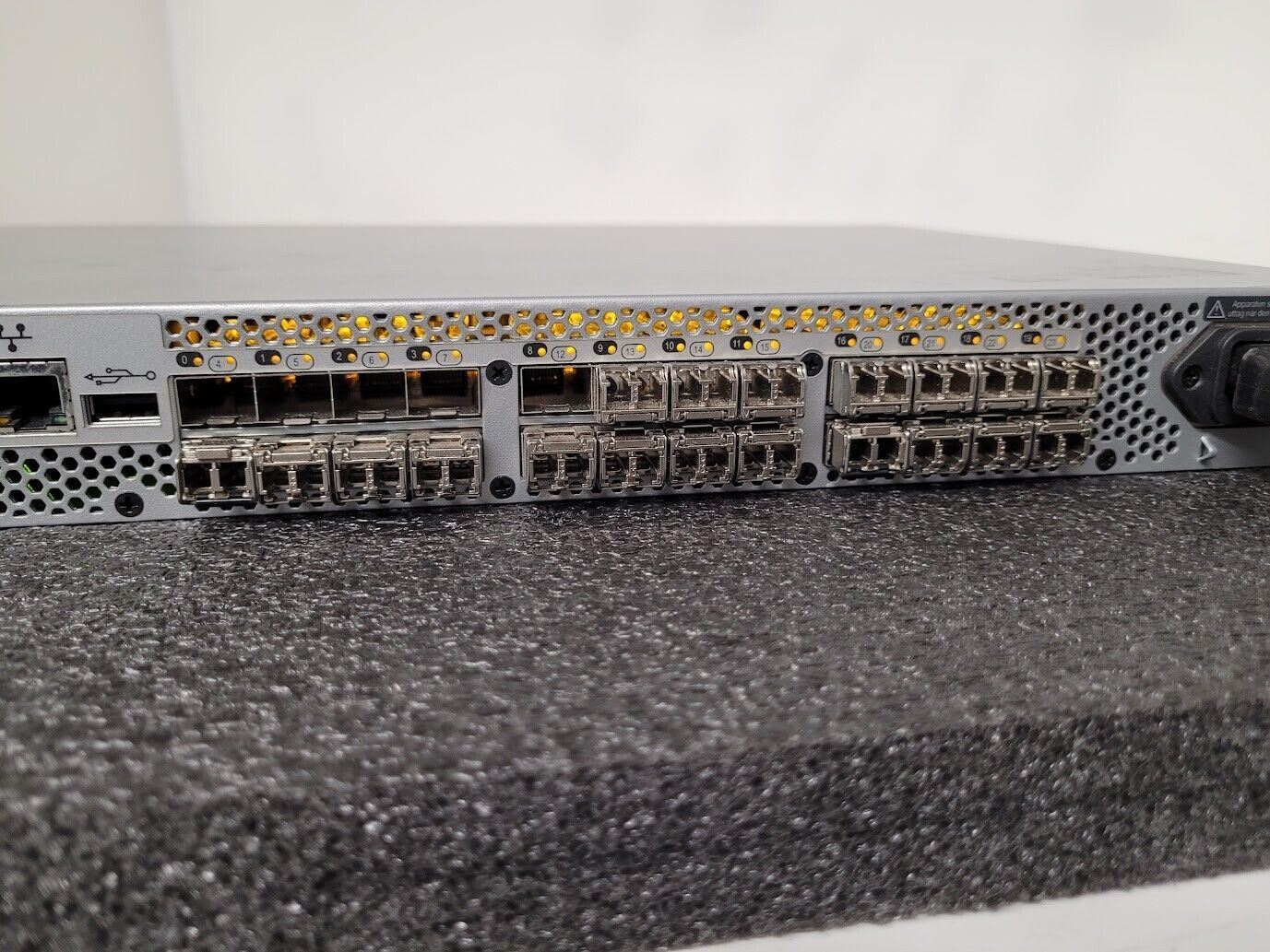 NA-360-0008 Brocade 300 SAN Switch 8GB X 24 Active Ports 80-1001586-09