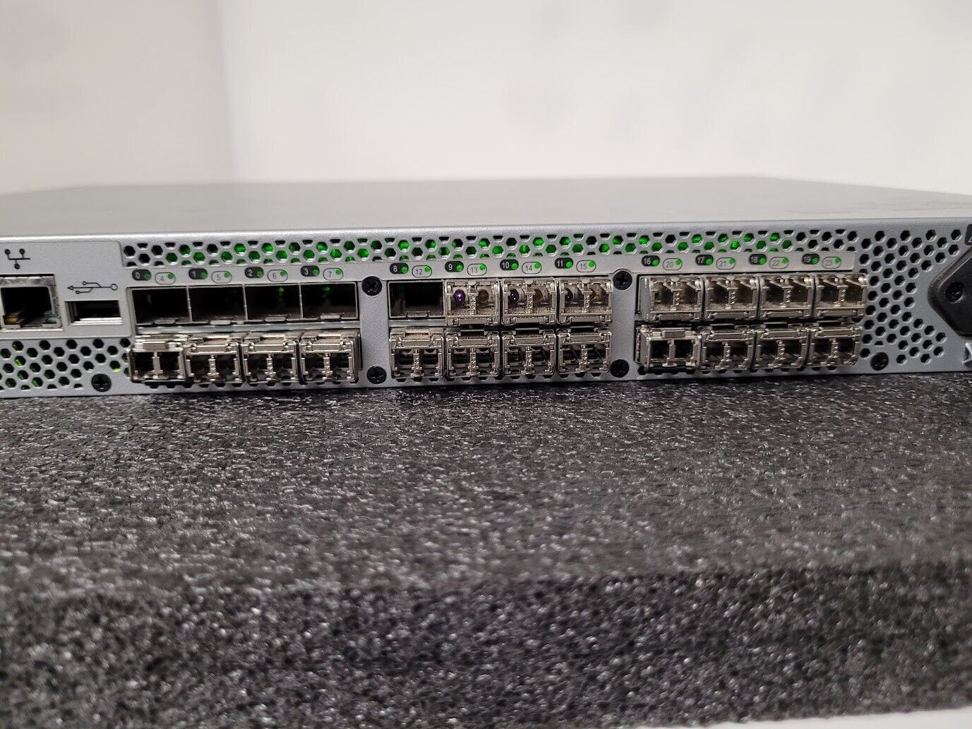 NA-360-0008 Brocade 300 SAN Switch 8GB X 24 Active Ports 80-1001586-09