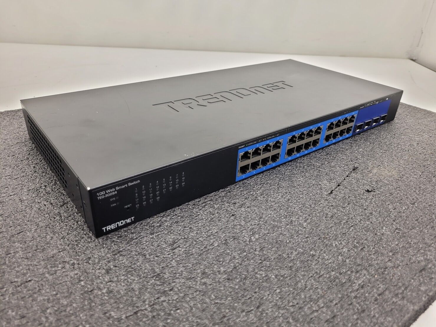 TRENDnet TEG-40128 10G Web Smart Switch 12 Port 8x 10g base T + 4x SFP+ No Ears