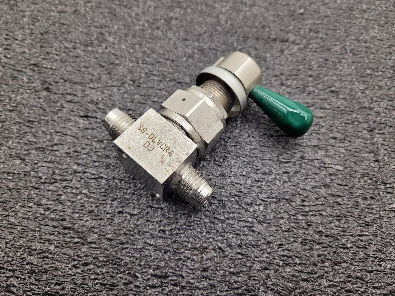 NUPRO SS-DLVCR4 DJ Manual Stainless Steel On/Off Gas Valve 1/4" VCR M-M