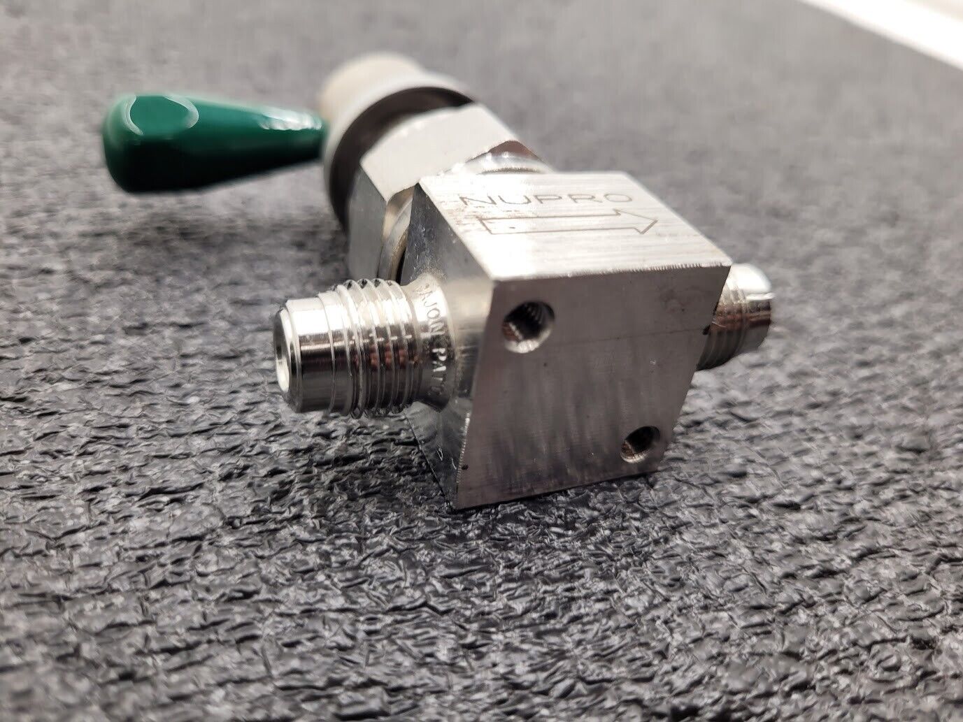 NUPRO SS-DLVCR4 DJ Manual Stainless Steel On/Off Gas Valve 1/4" VCR M-M