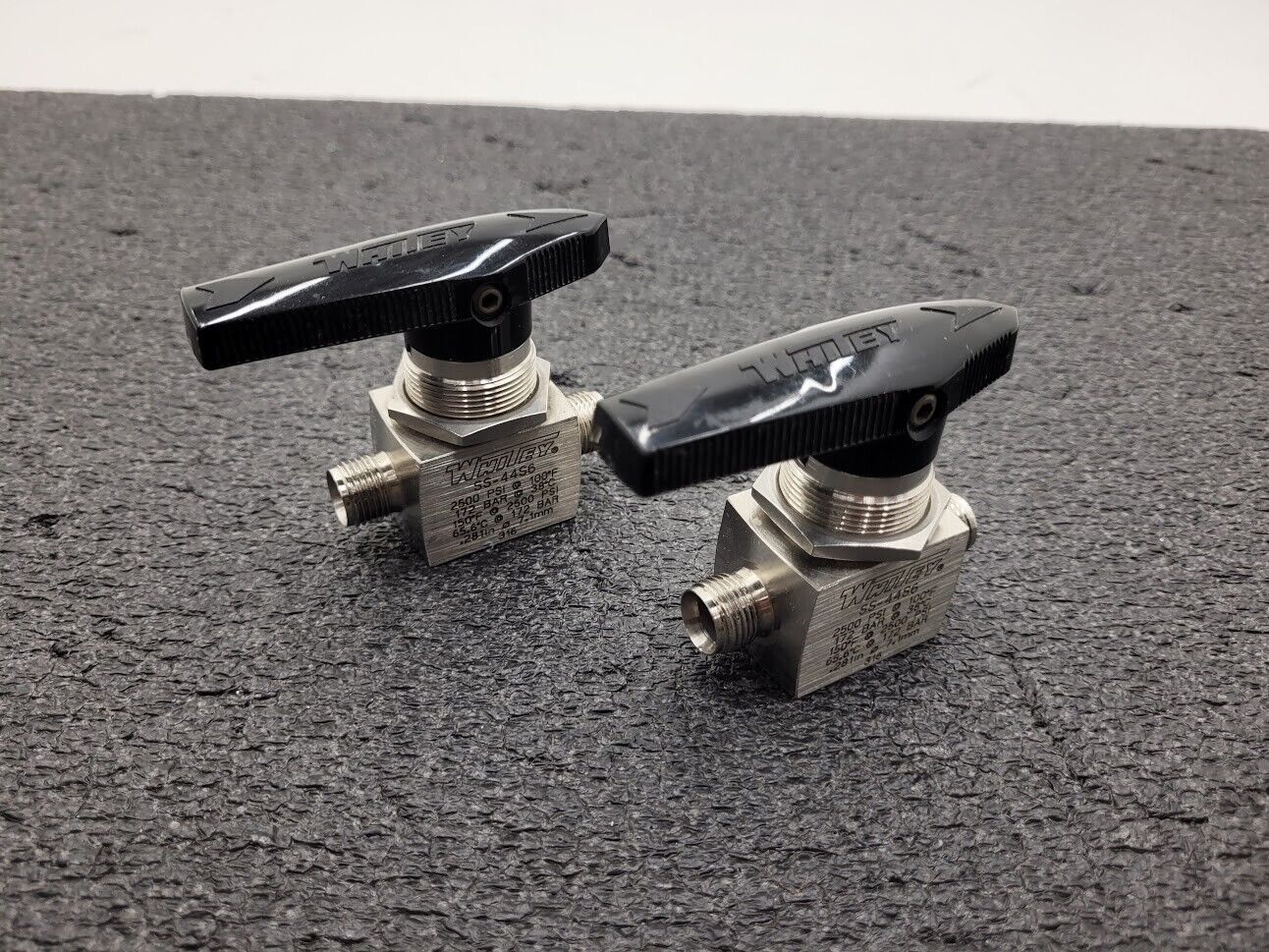 Lot of 2x Whitey SS-44S6 Stainless Steel 1/4 turn Ball Shutoff Valve 2500PSI