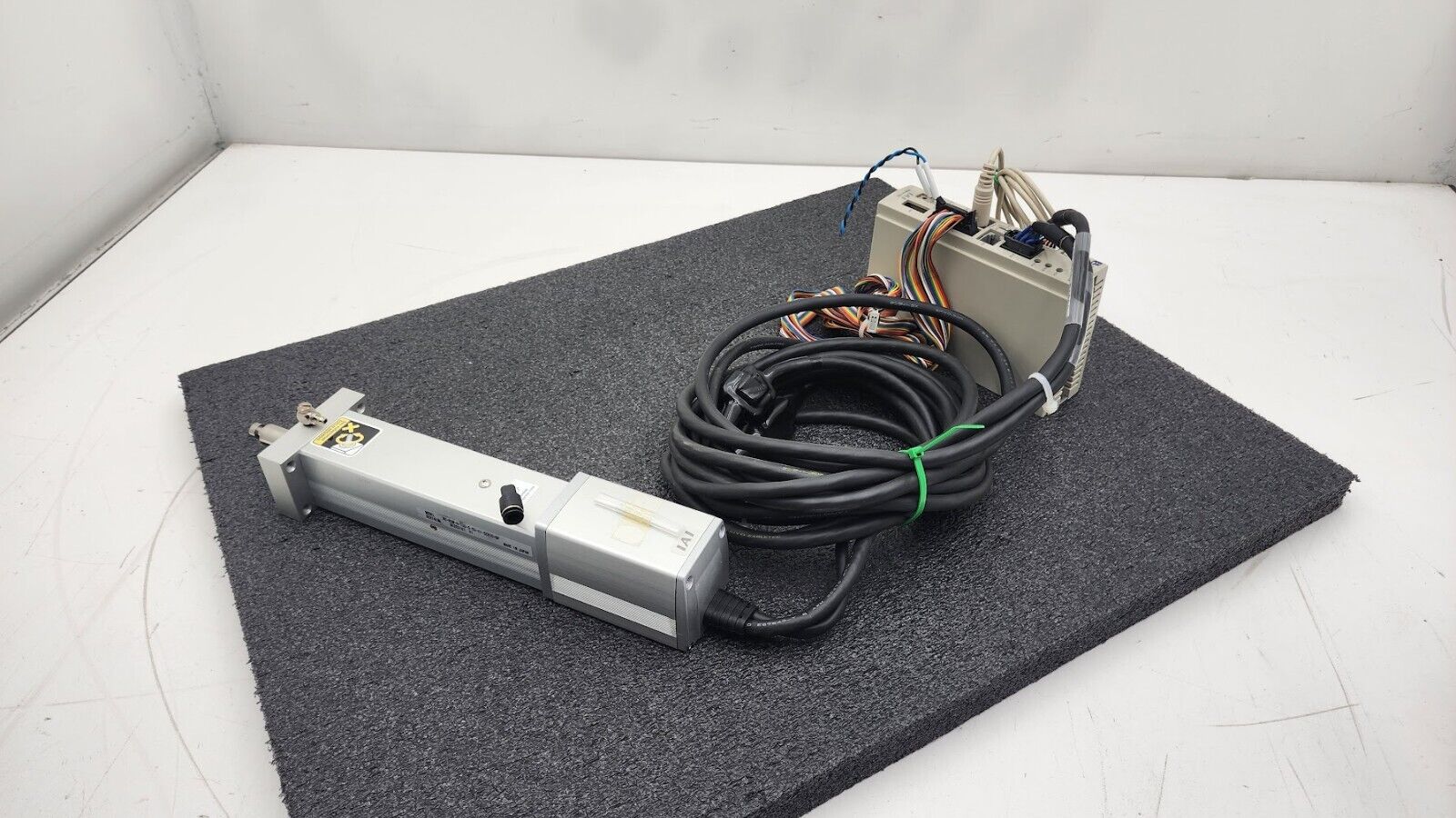 IAI RoboCylinder Linear Actuator + Controller 100mm Travel RCA-S-RSW