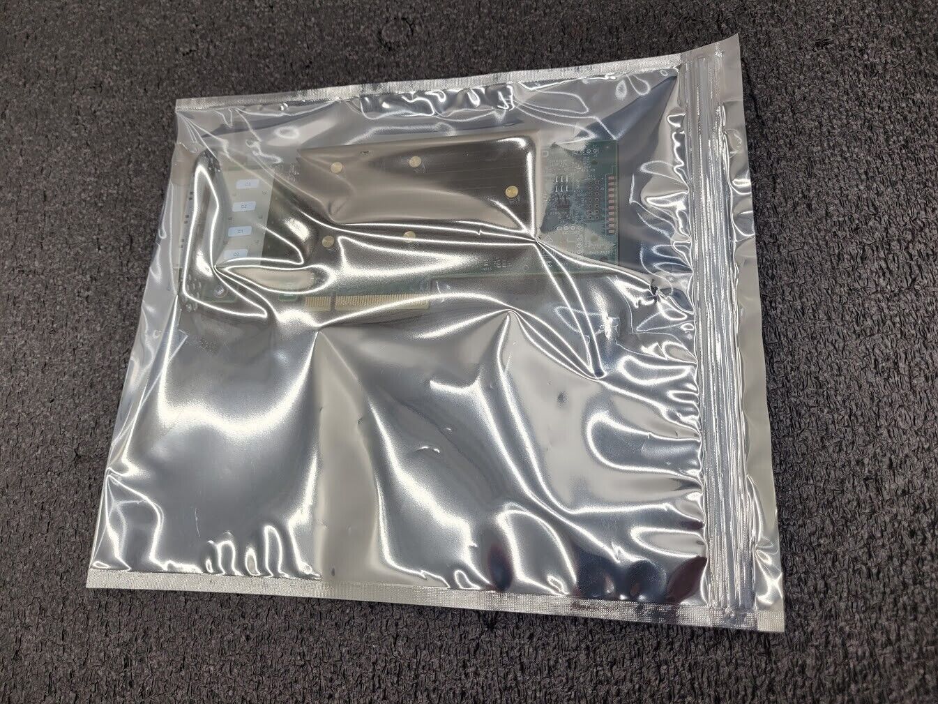 Intel 9400-16e SATA 6Gb/s / SAS 12Gb/s PCIe 16-Port SAS Tri-Mode HBA Broadcom