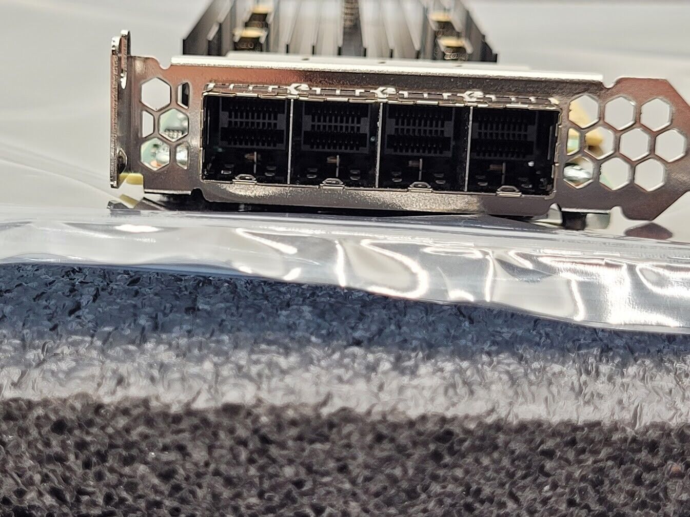 Intel 9400-16e SATA 6Gb/s / SAS 12Gb/s PCIe 16-Port SAS Tri-Mode HBA Broadcom