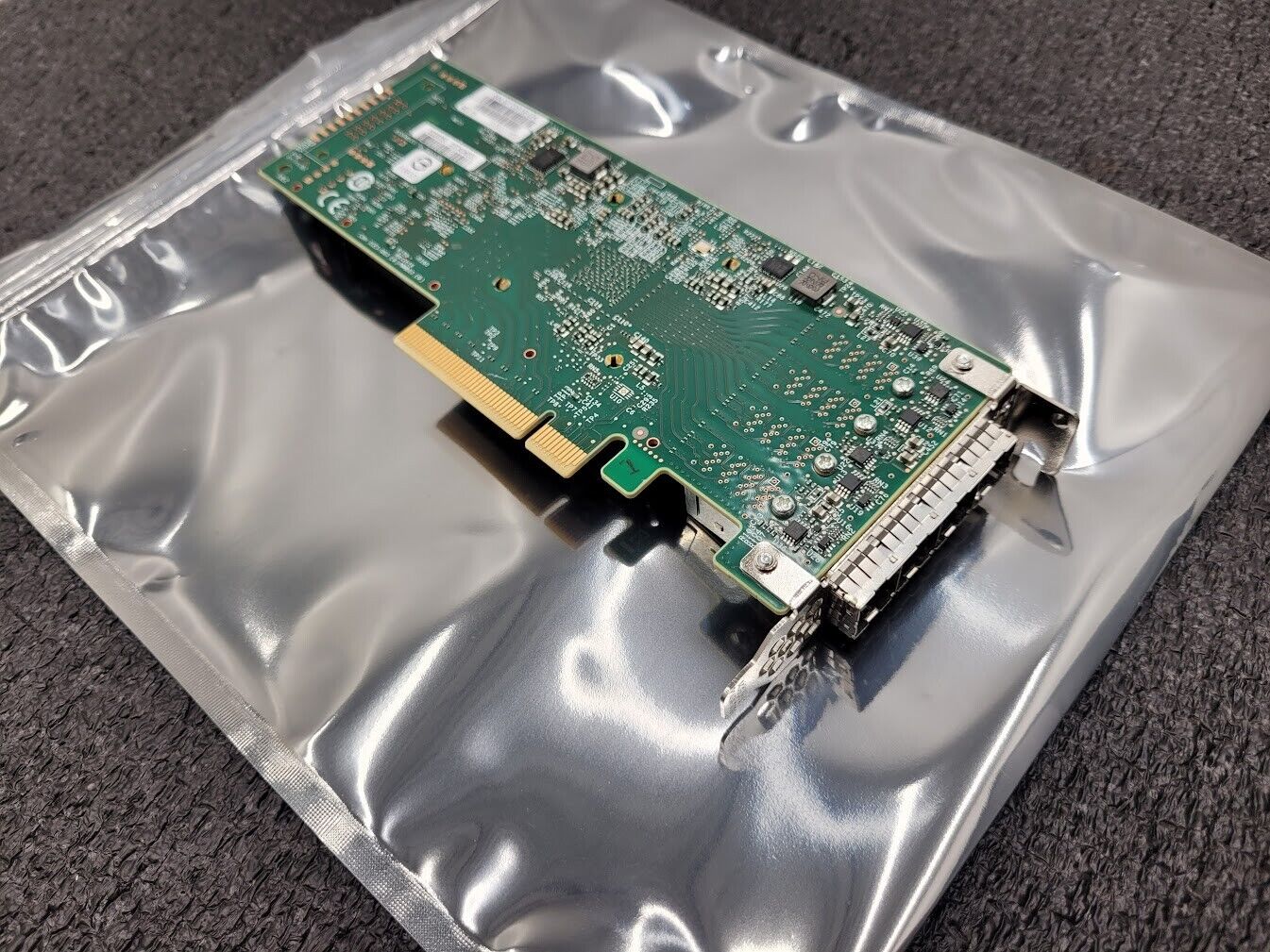 Intel 9400-16e SATA 6Gb/s / SAS 12Gb/s PCIe 16-Port SAS Tri-Mode HBA Broadcom