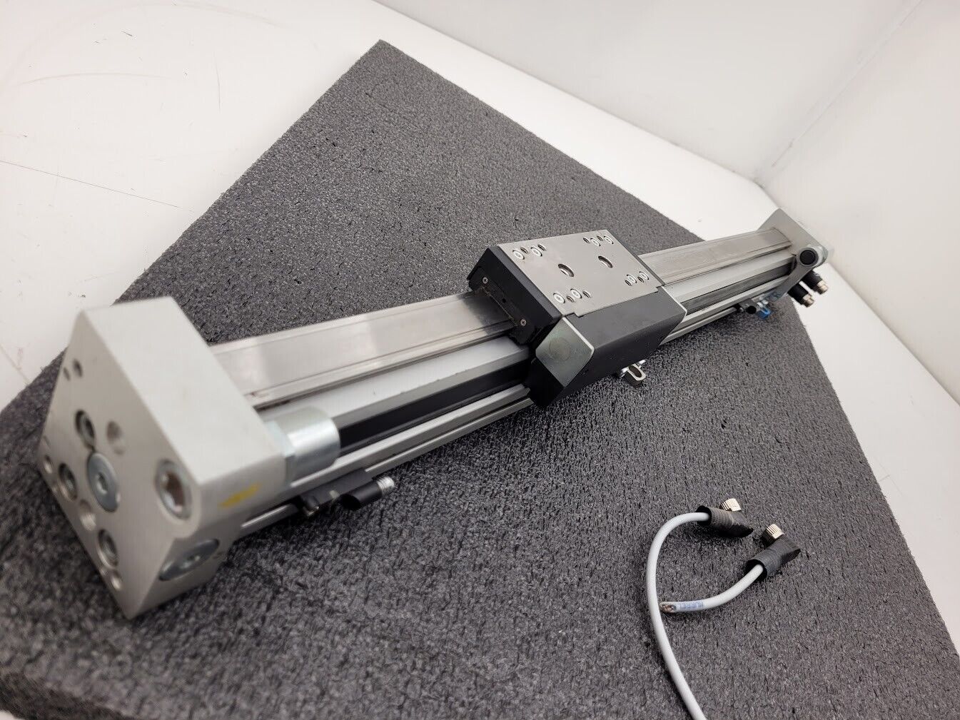 Festo Pneumatic Linear Guide Air Drive Actuator 450mm Travel DGC-25-450-KF-PPV-A