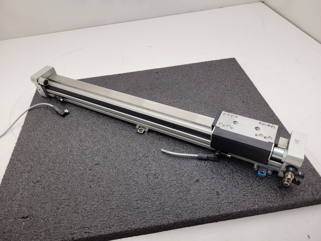 Festo Pneumatic Linear Guide Air Drive Actuator 450mm Travel DGC-25-450-KF-PPV-A