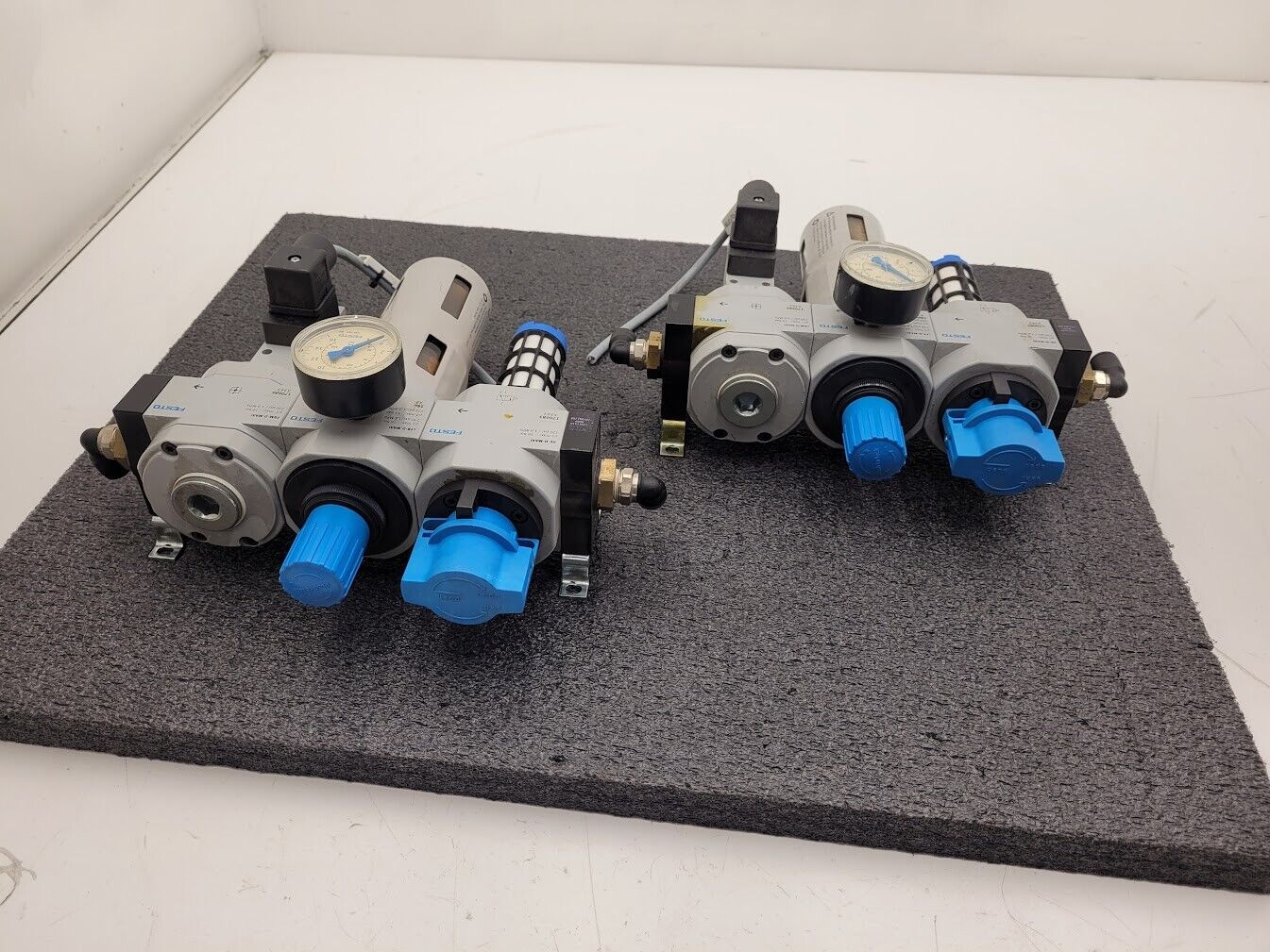Lot of 2x Festo Air Pneumatic Regulator w/ Gauge HE-D-MAXI LFR-D-MAXI FRM-D-MAXI