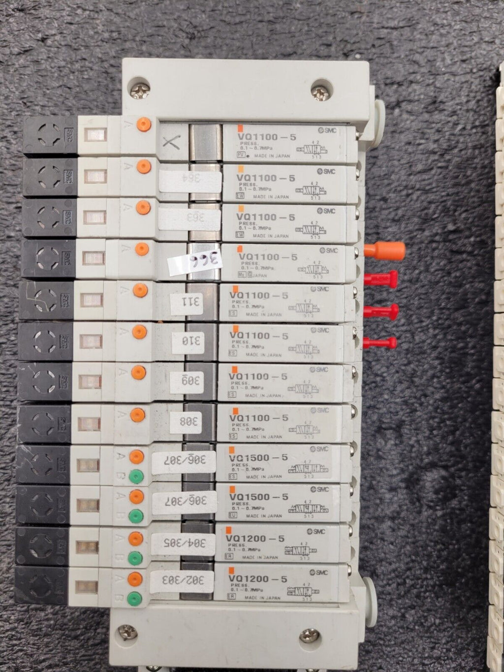 2x SMC Valve Block Solenoid Manifold VQ1200-5 VQ1100-5 24VDC 30 Valves Lot C