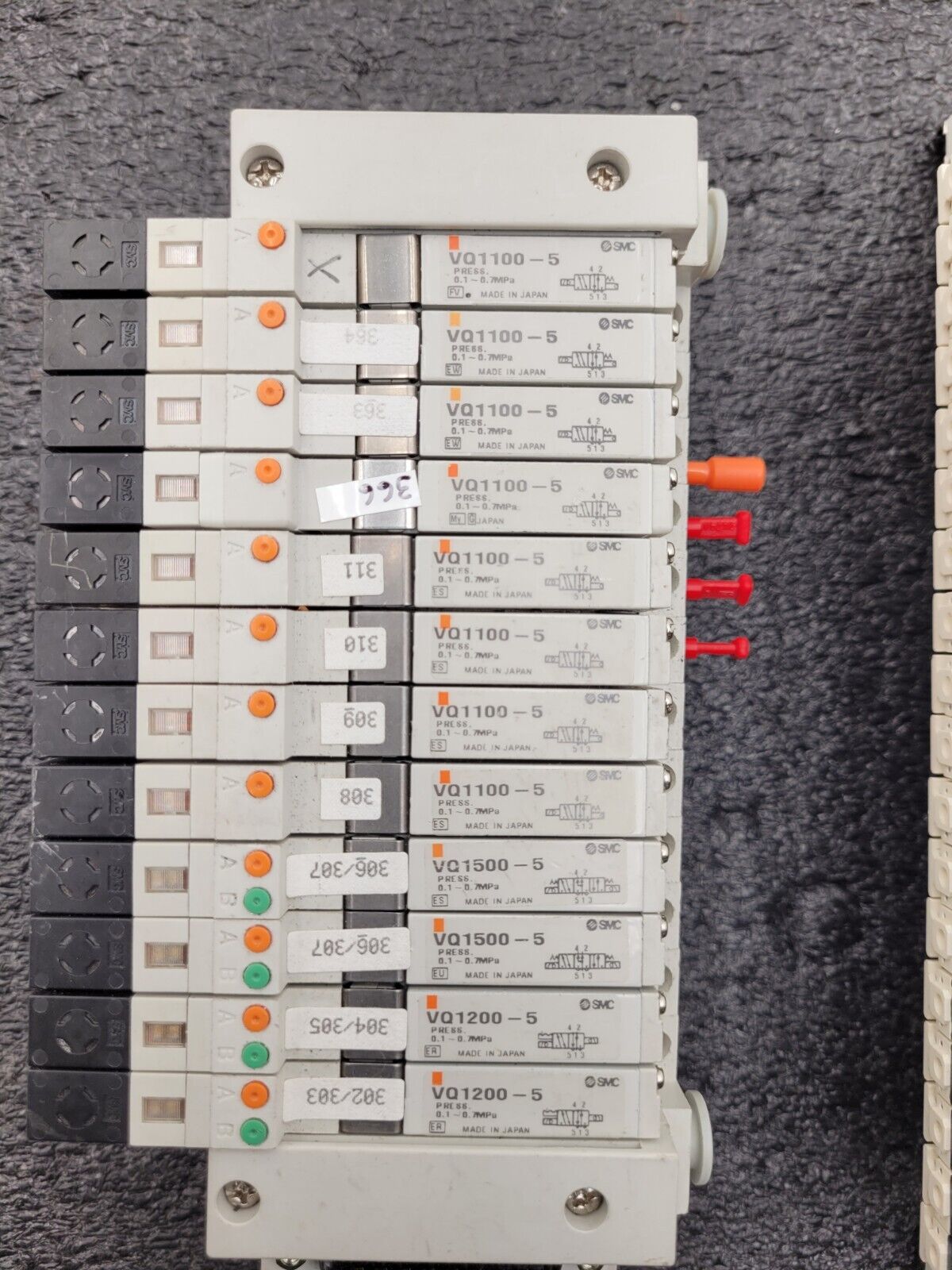 2x SMC Valve Block Solenoid Manifold VQ1200-5 VQ1100-5 24VDC 30 Valves Lot C