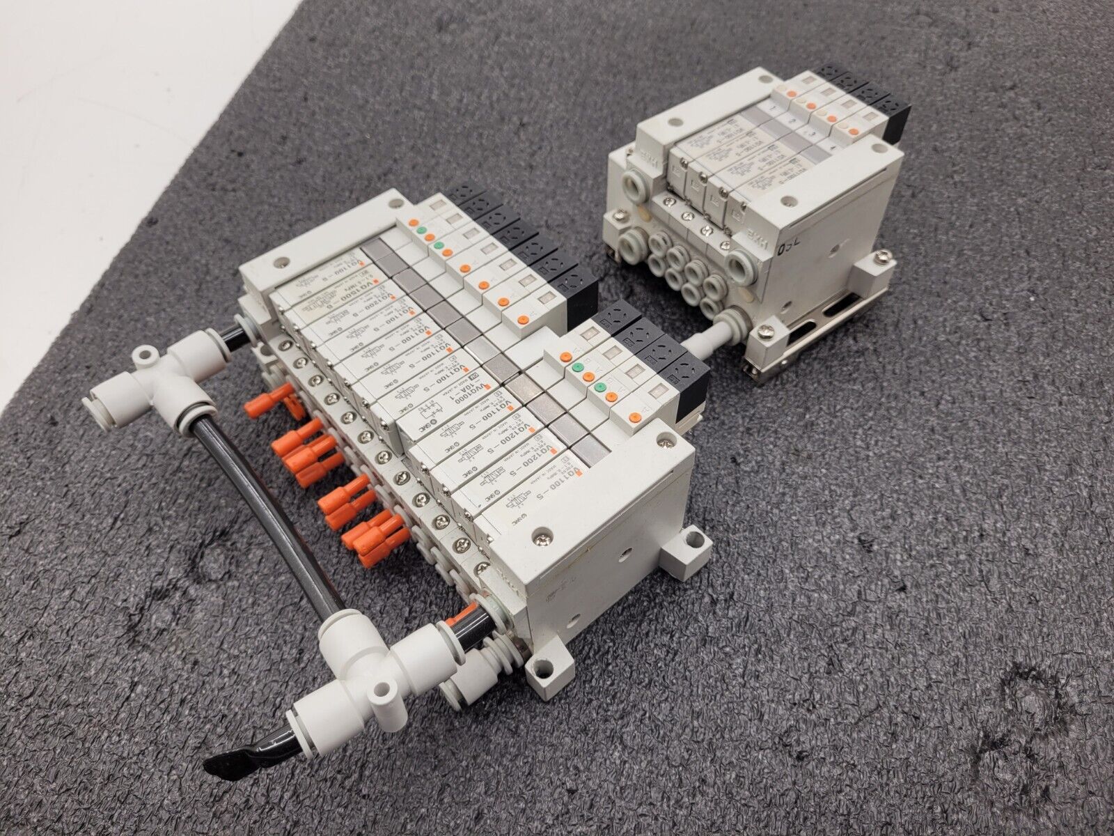 2x SMC Pneumatic Valve Block Solenoid Manifold 24VDC 16 Valves Total Lot F