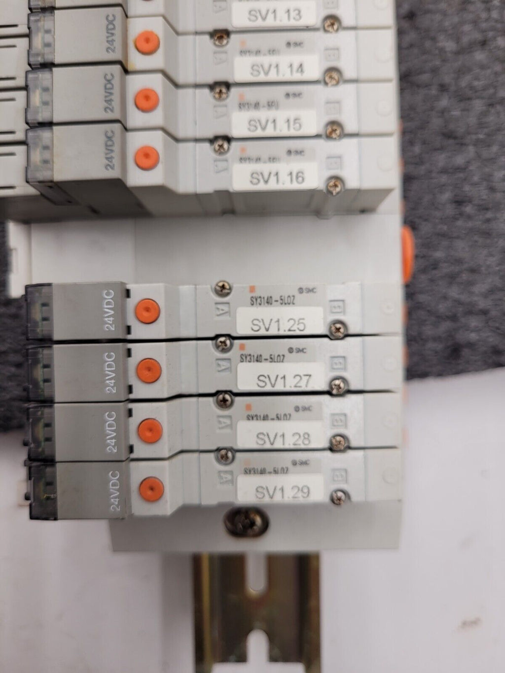SMC 20 Solenoid Valve Block DIN Rail Mount 24VDC 16x SY3140-5FU 4x SY3140-5L0Z