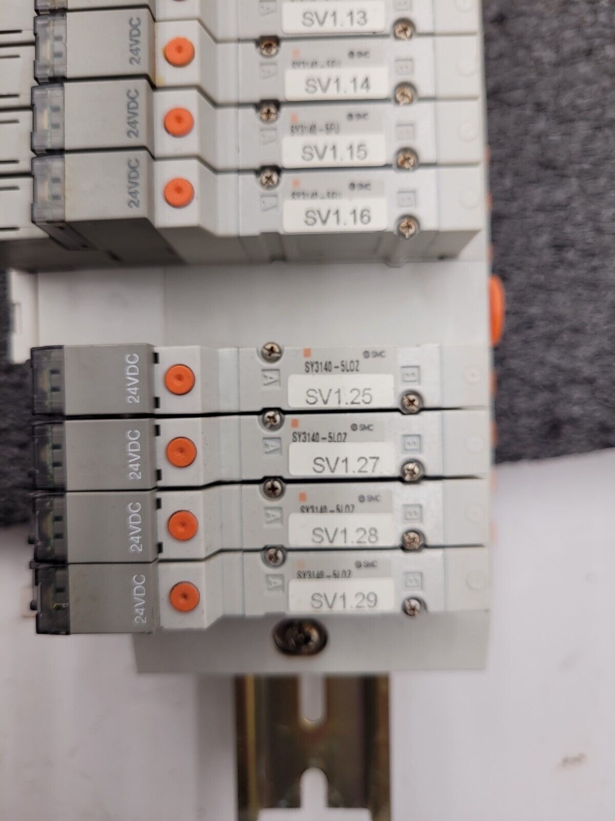 SMC 20 Solenoid Valve Block DIN Rail Mount 24VDC 16x SY3140-5FU 4x SY3140-5L0Z