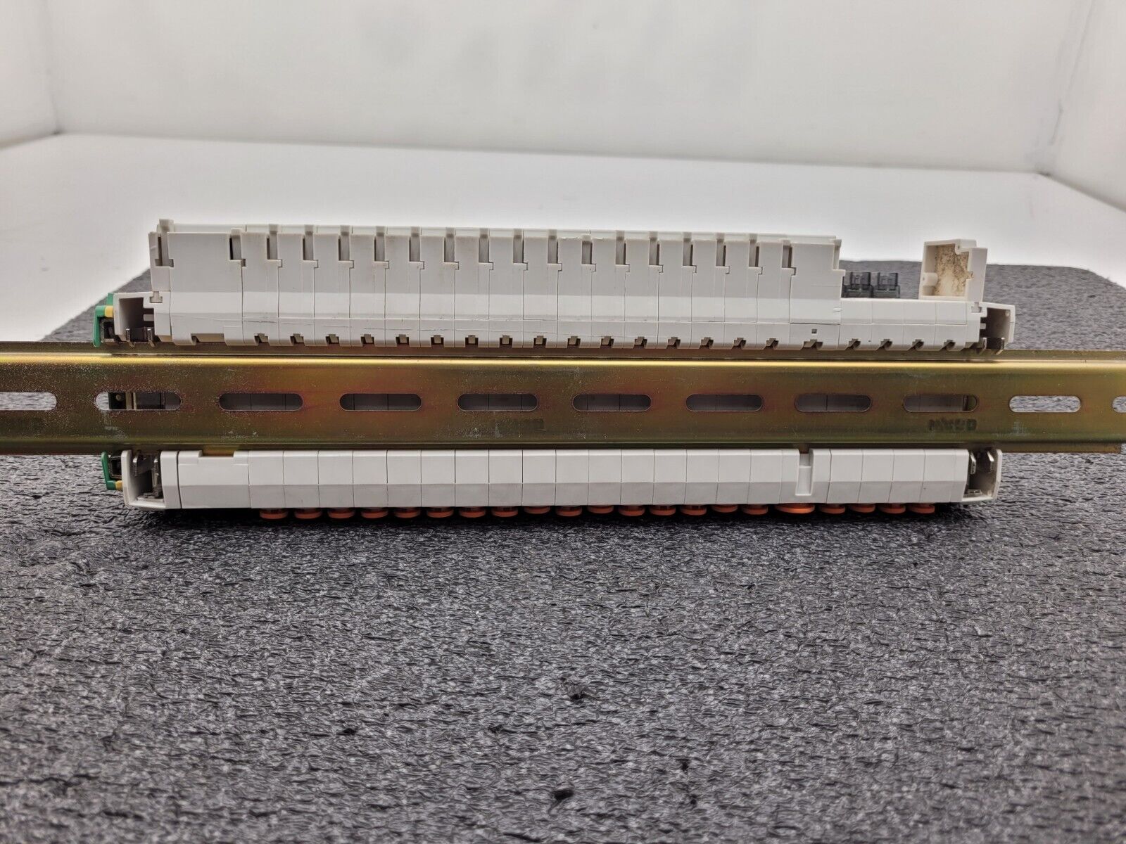 SMC 20 Solenoid Valve Block DIN Rail Mount 24VDC 16x SY3140-5FU 4x SY3140-5L0Z