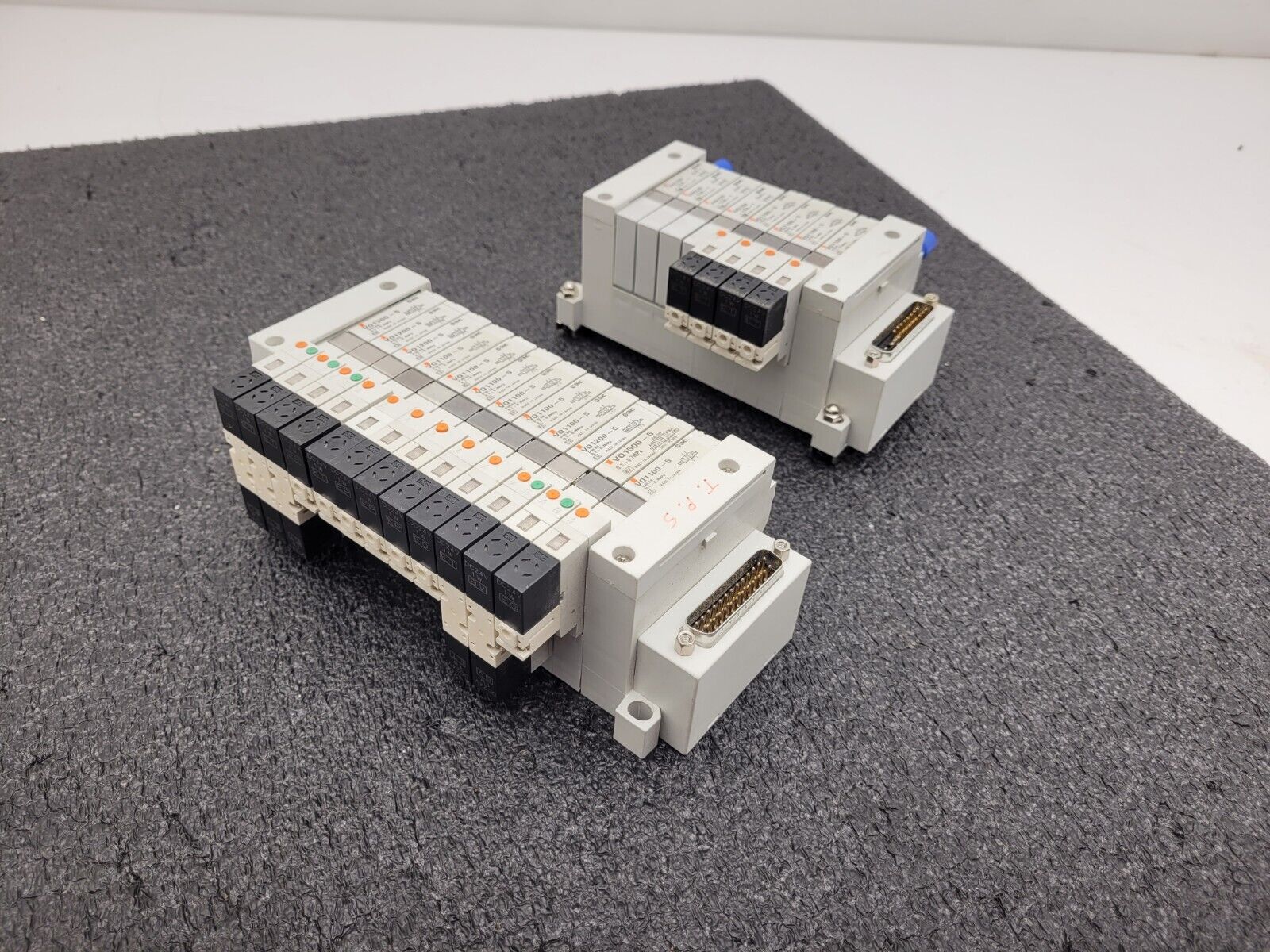 2x SMC Pneumatic Valve Block Solenoid Manifold 24VDC 20 Valves Total Lot G