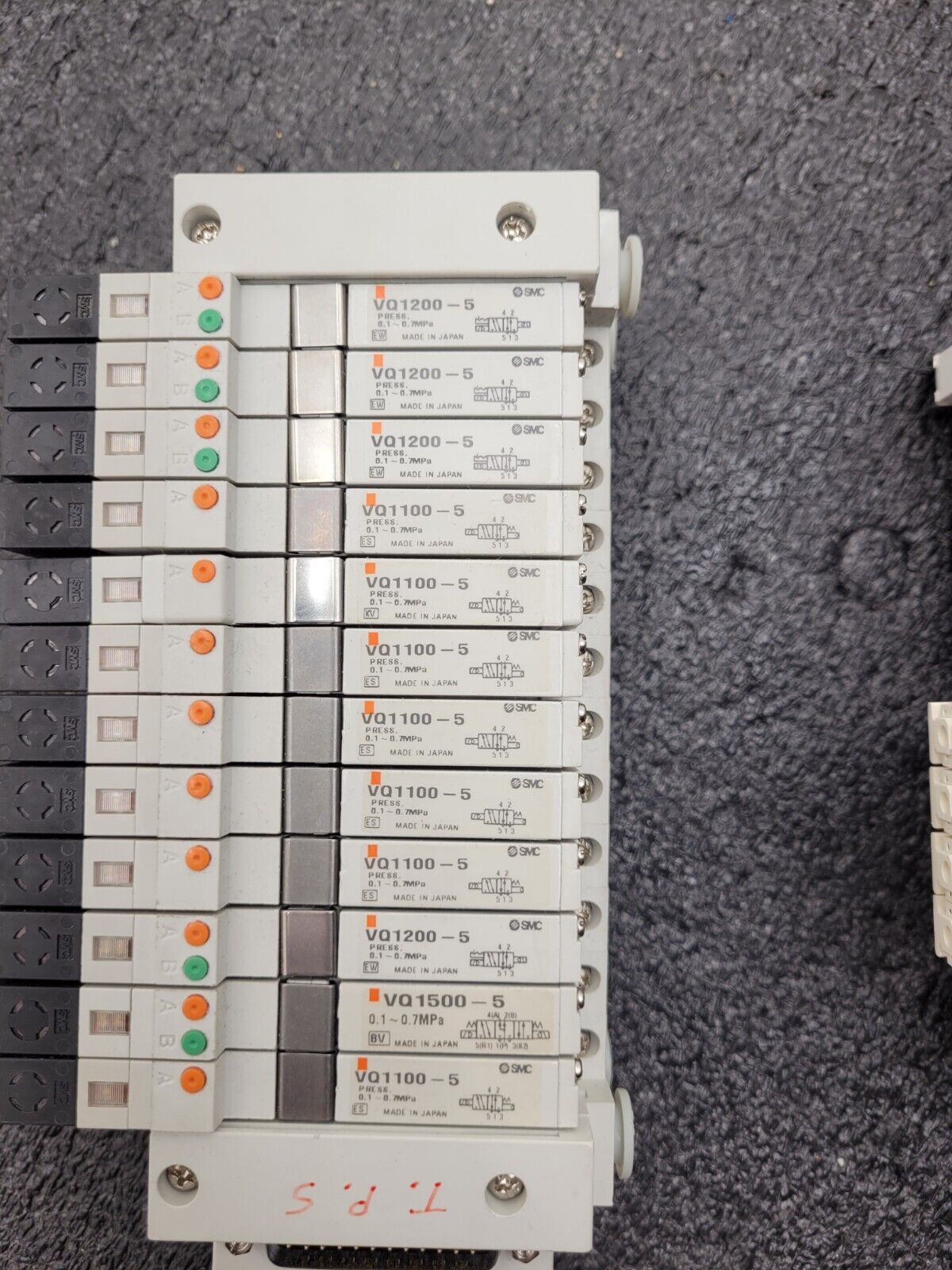 2x SMC Pneumatic Valve Block Solenoid Manifold 24VDC 20 Valves Total Lot G
