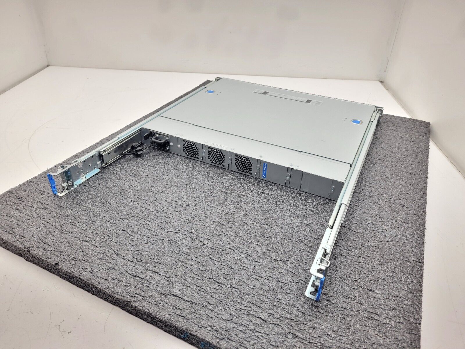 Quanta Mesh T1048-LY4R 48 Port 1Gbps Switch 1x 120W PSU Rails 4x 10Gbps SFP+