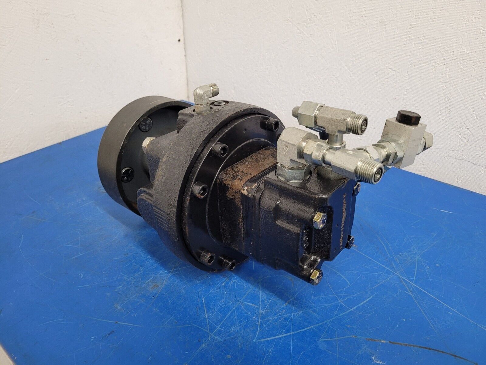 White Drive Products HB Hydraulic Wheel Drive Motor With Holding Brake Unit D
