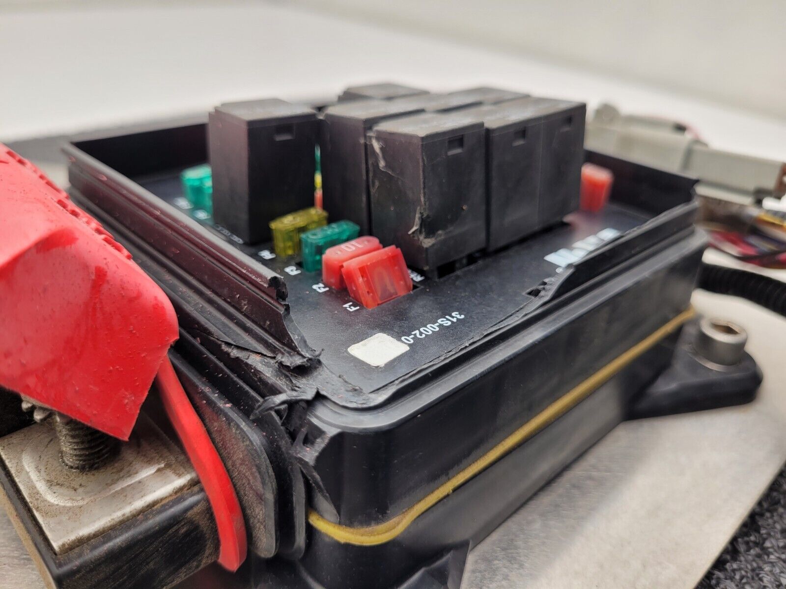 Eaton 31S-002-0 12VDC Power Distribution Module Fuse Relay Holder System B