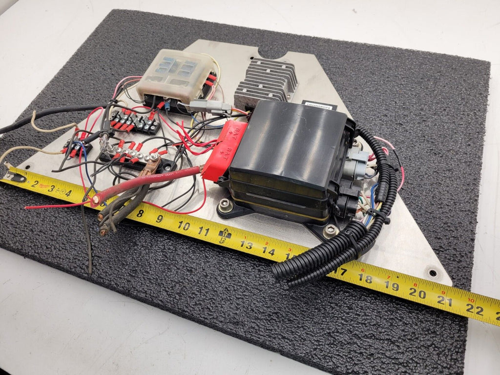 Eaton 31S-002-0 12VDC Power Distribution Module Fuse Relay Holder System D