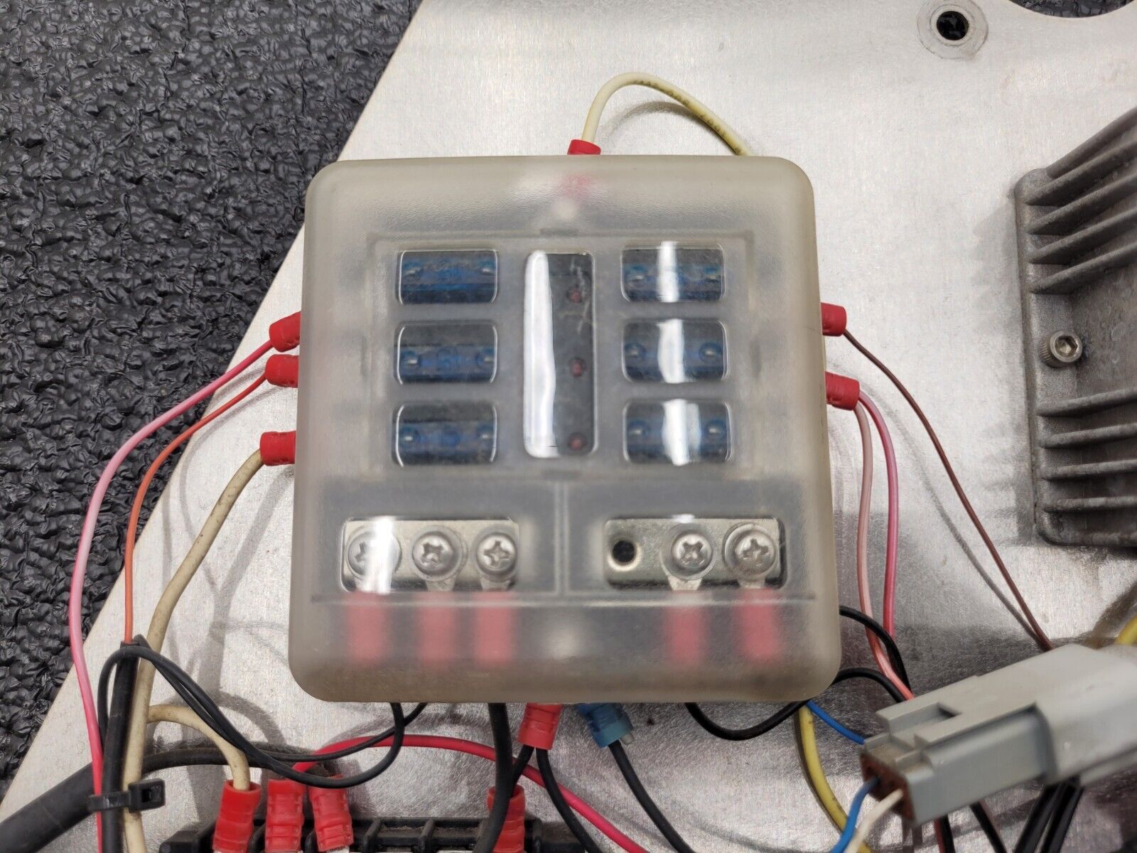 Eaton 31S-002-0 12VDC Power Distribution Module Fuse Relay Holder System D