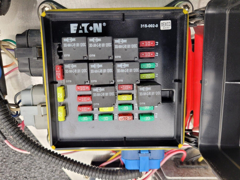 Eaton 31S-002-0 12VDC Power Distribution Module Fuse Relay Holder System D