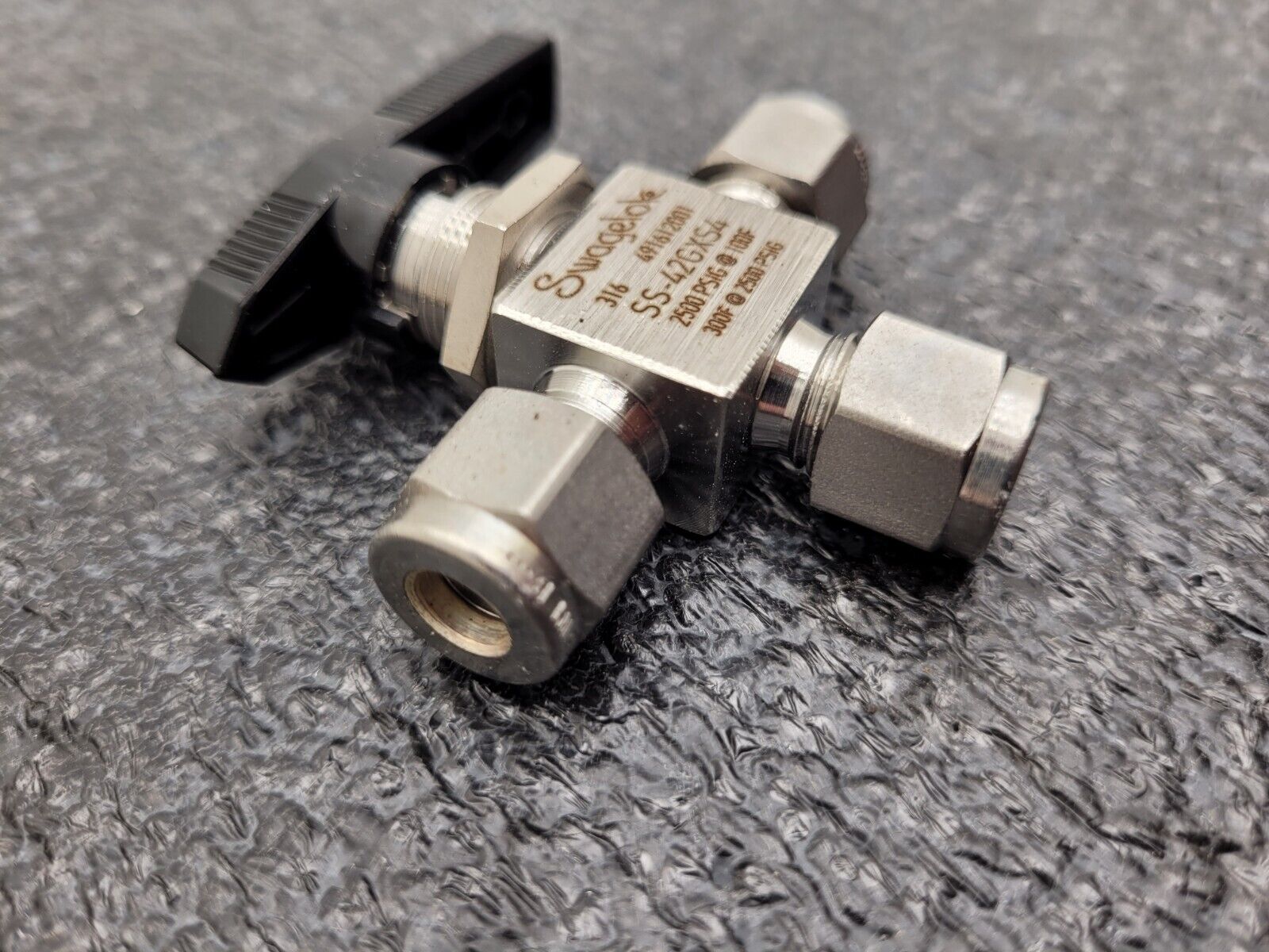 Swagelok SS-42GXS4 3 Way Manual Ball Valve 316SS 2500PSI