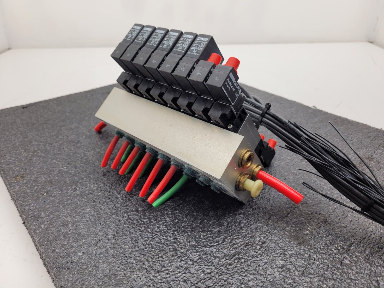 BOSCH Rexroth R424B03415 Pnuematic Solenoid 8x Valve Block Stack Unit B