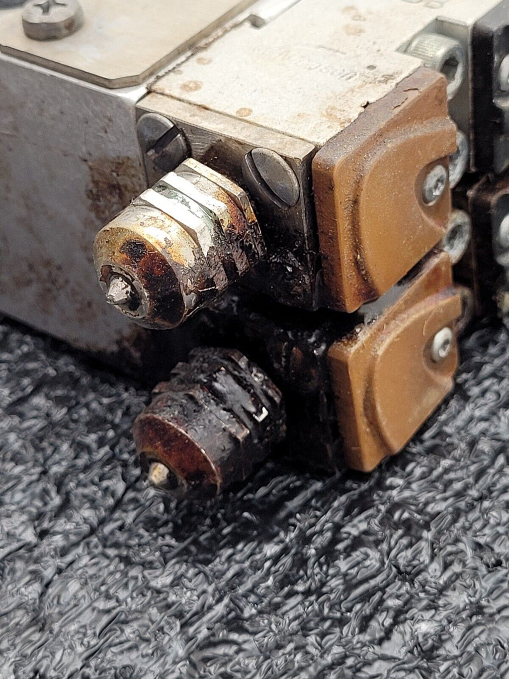 Dual Head Nordson Surebead S-012 T Hot Melt Adhesive Dispensing Glue Gun 8525140