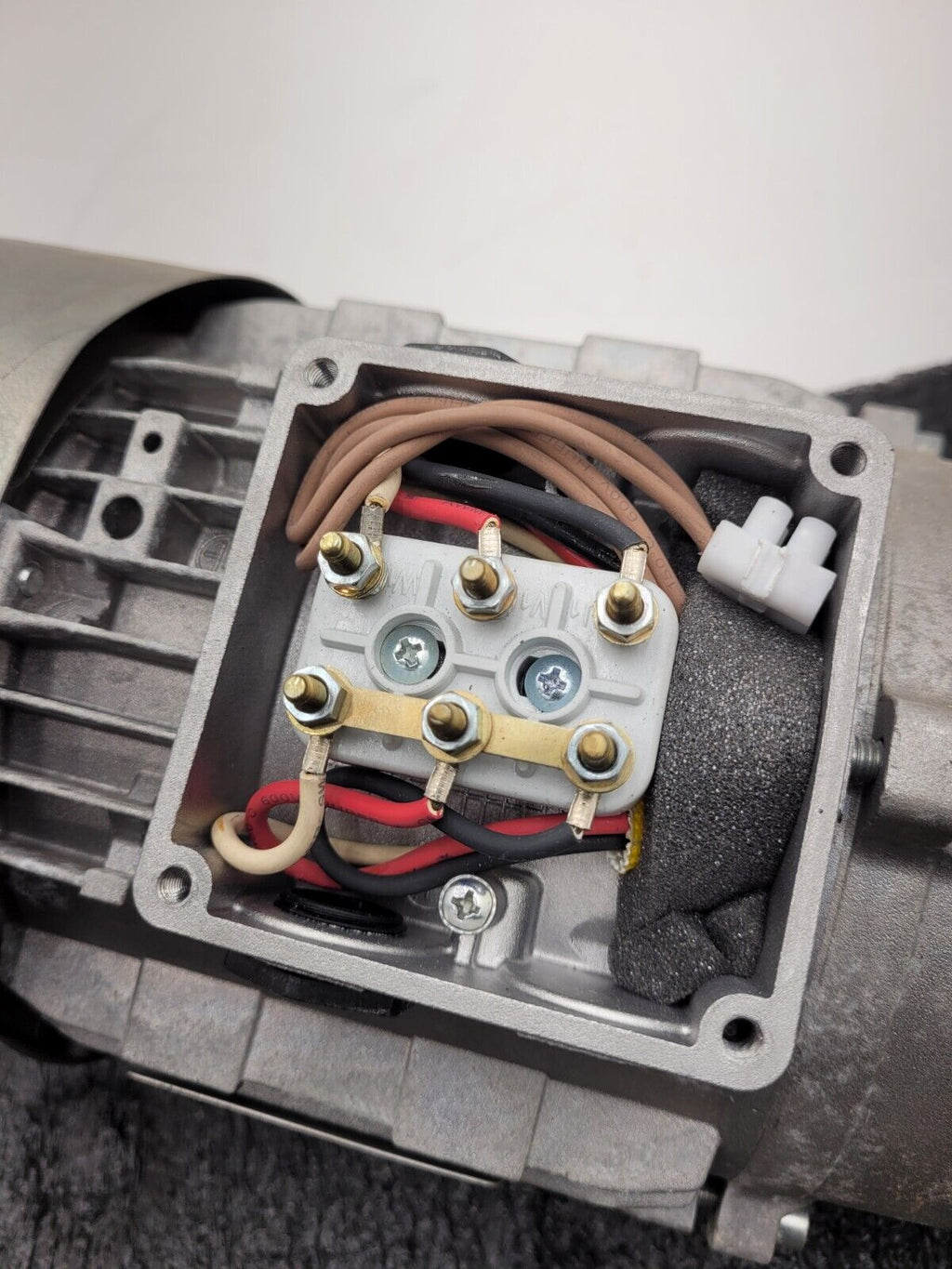 MT Motori 1.5kW Gearmotor 230-480VAC 3PH 10:1 Gearhead Ratio 2HP Right Angle