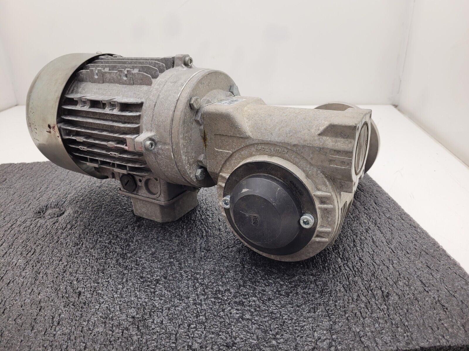 MT Motori 1.5kW Gearmotor 230-480VAC 3PH 10:1 Gearhead Ratio 2HP Right Angle